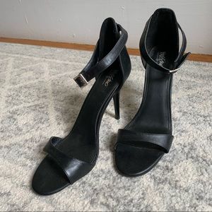 Minimalist strap black heels like new ✨